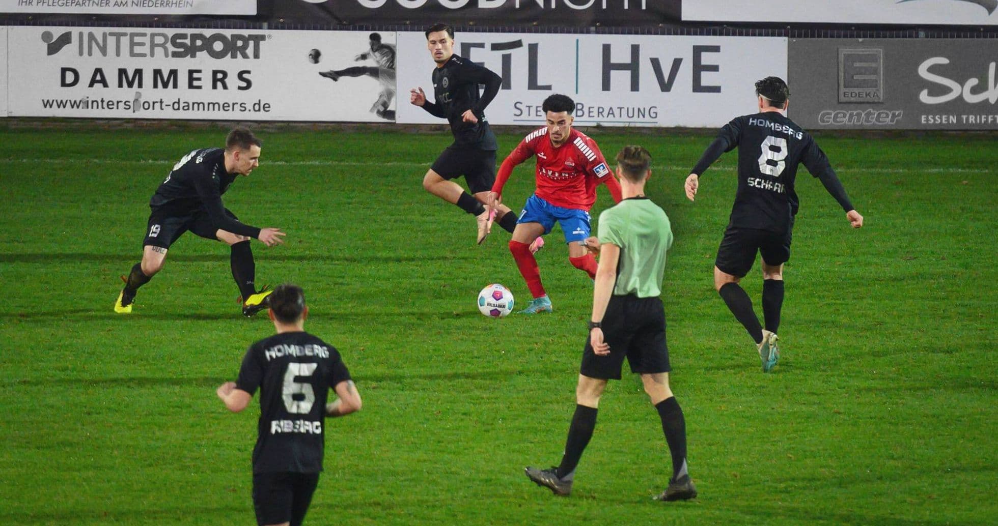Homberg players defending against Kleve attack