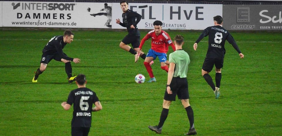 Homberg players defending against Kleve attack