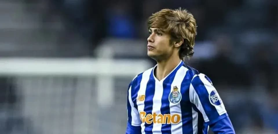 Player in Porto kit on the field during match