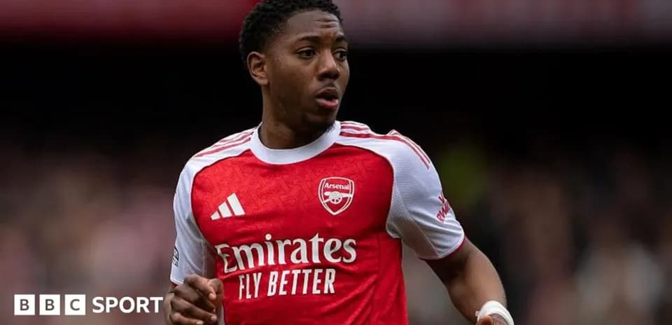 Player in Arsenal kit during match action