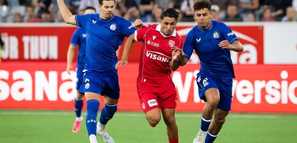 Dinamo Zagreb players challenging FC Thun player