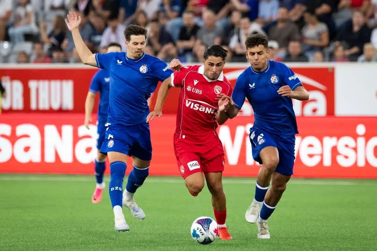 Dinamo Zagreb players challenging FC Thun player