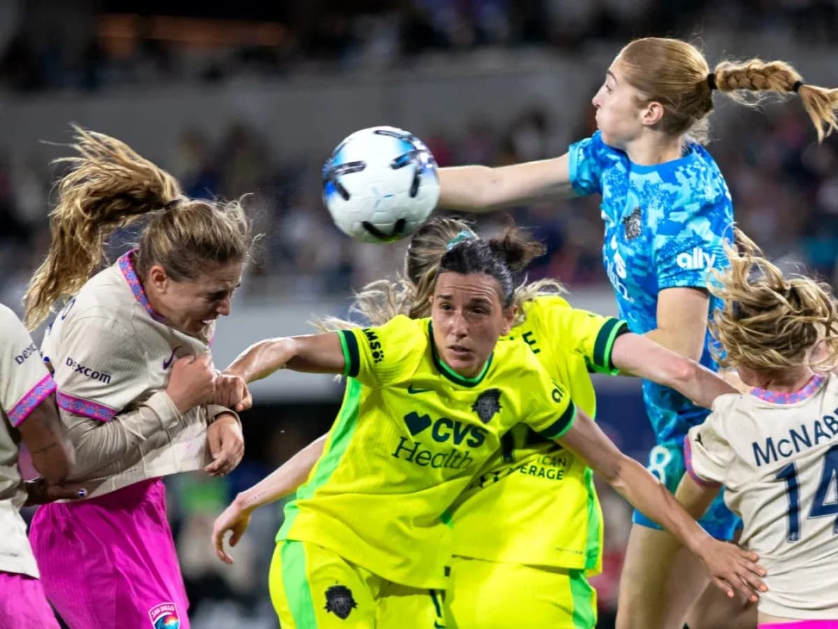 Players contesting the ball during match action
