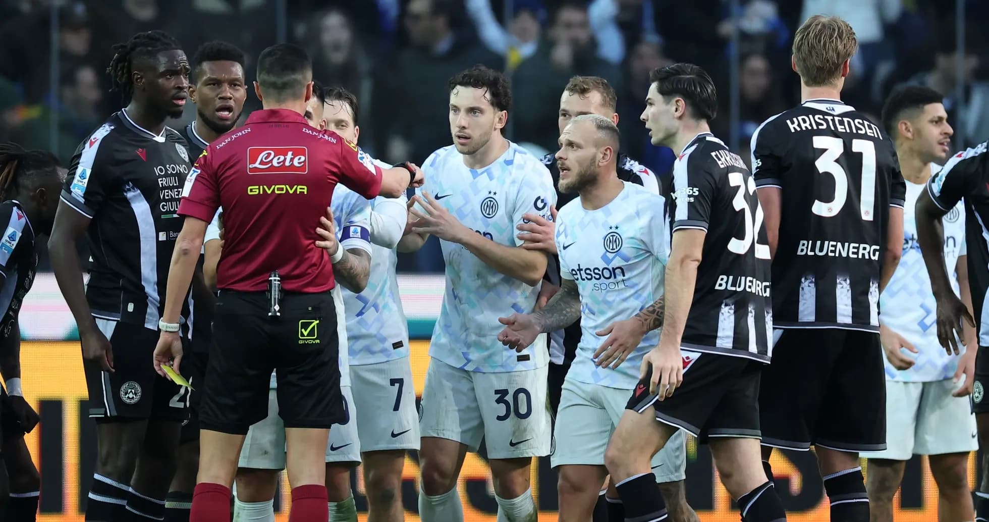 Players discussing with referee during Serie A match