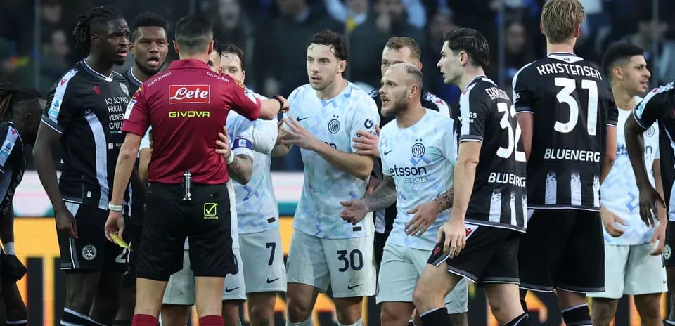 Players discussing with referee during Serie A match