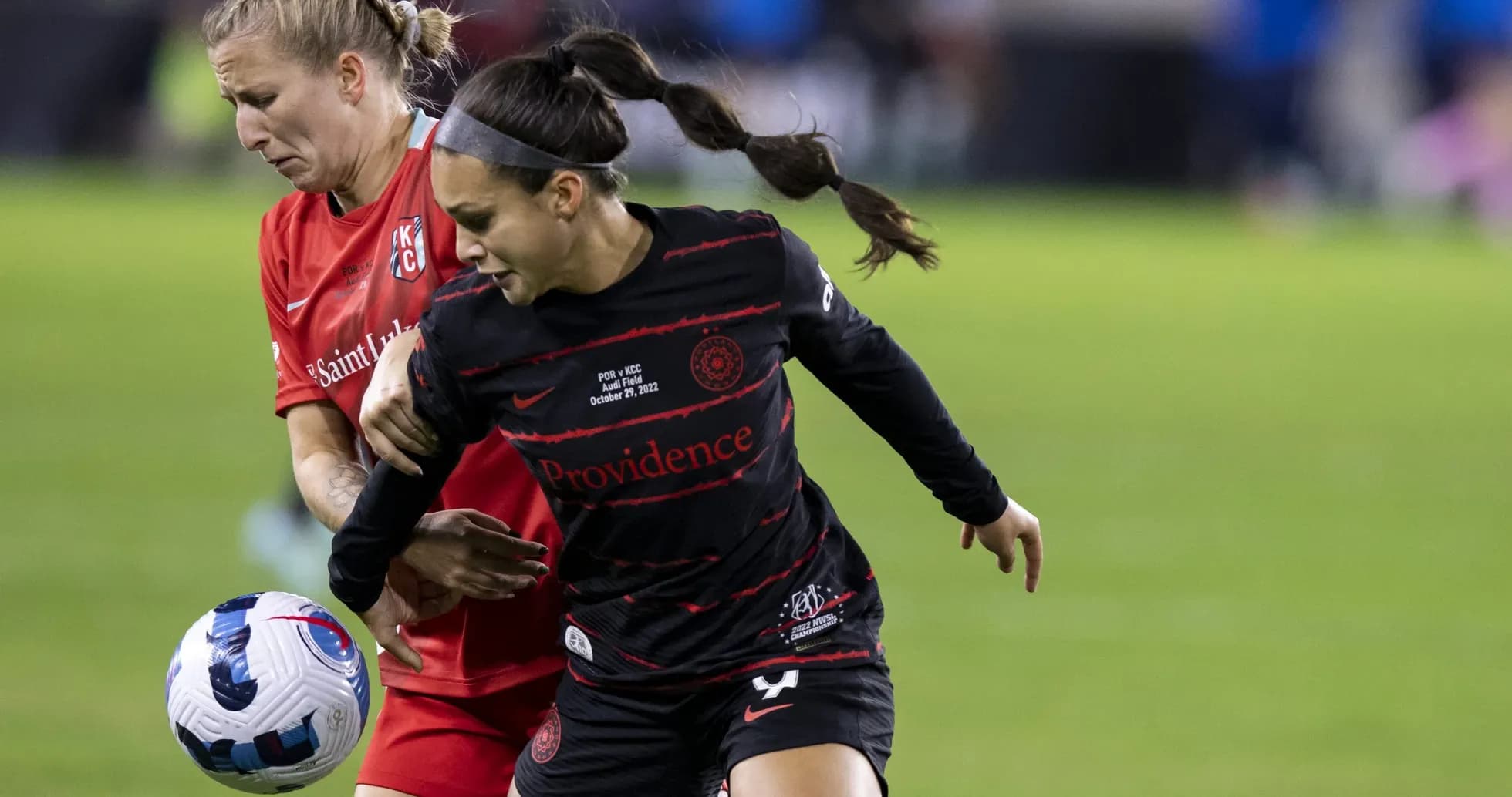 Kansas City and Portland Thorns players competing for the ball