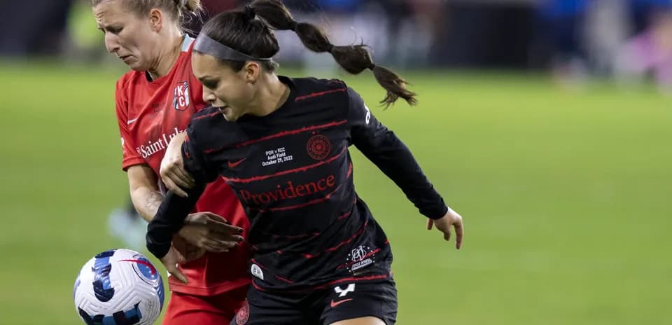 Kansas City and Portland Thorns players competing for the ball