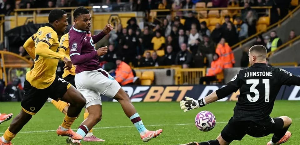 Player attempting to score against Wolves goalkeeper