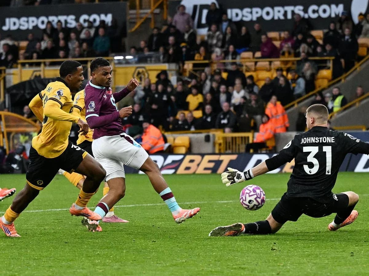 Player attempting to score against Wolves goalkeeper
