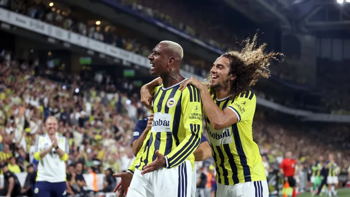 Fenerbahçe players celebrating during UEFA match