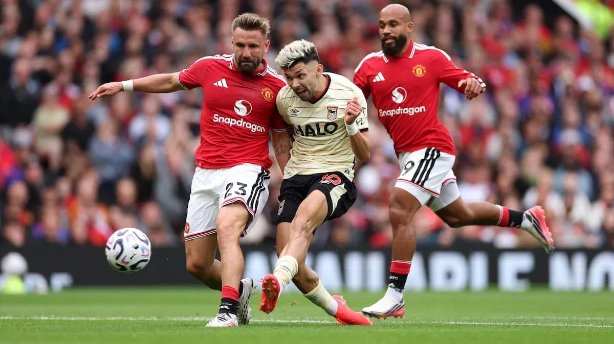 Manchester United players contesting the ball