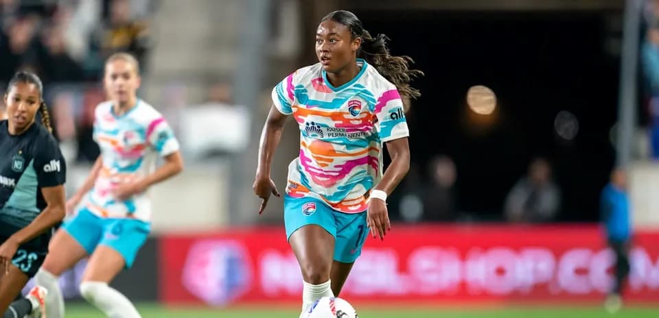 San Diego Wave player dribbling the ball