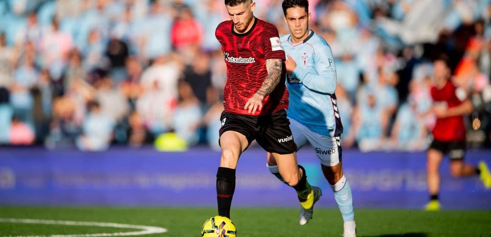 Athletic Club player dribbling past Celta Vigo defender