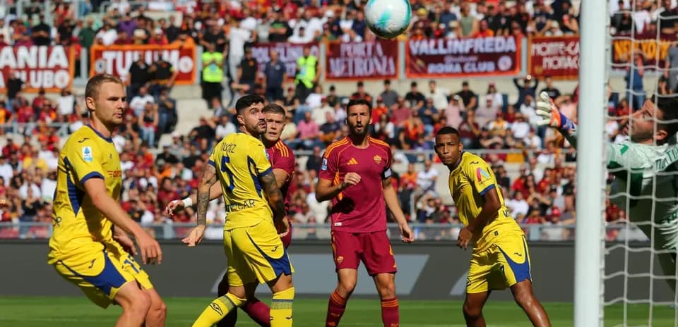 Hellas Verona players reacting to a high ball