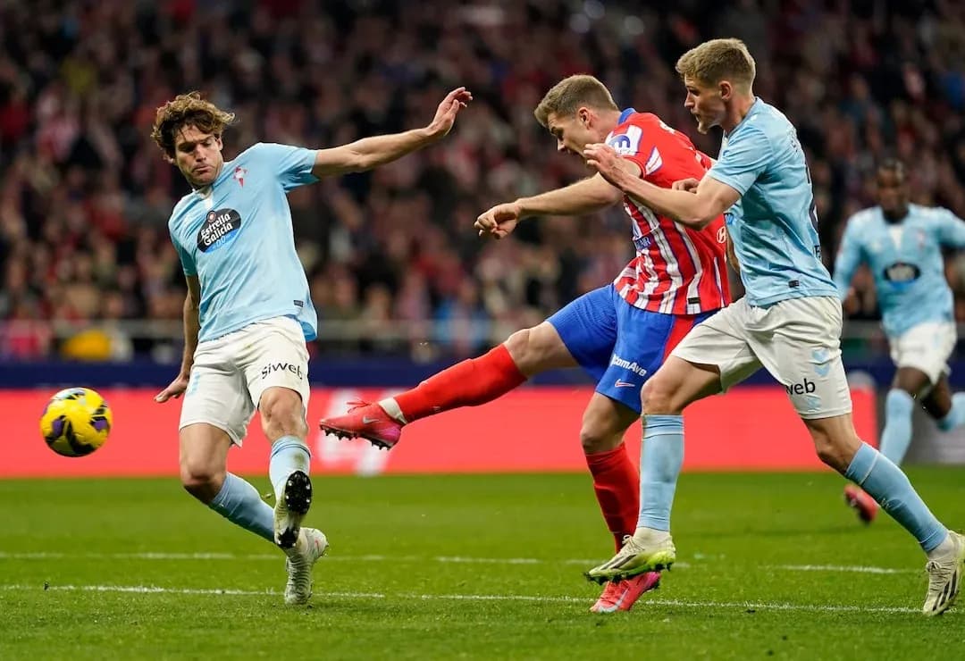 Atletico Madrid player kicking the ball against Celta Vigo