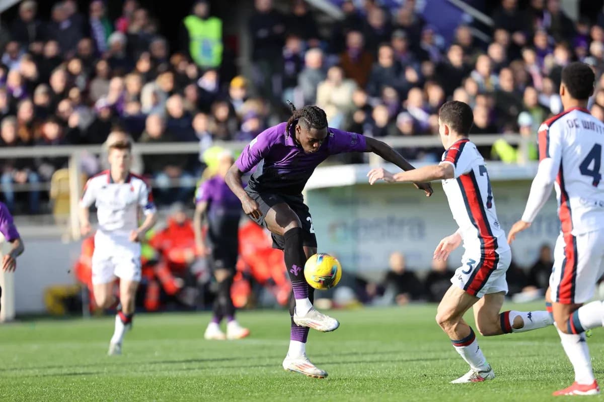 Fiorentina player dribbling past Genoa defenders