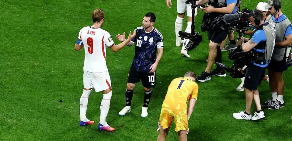 Kane and Messi discussing during match