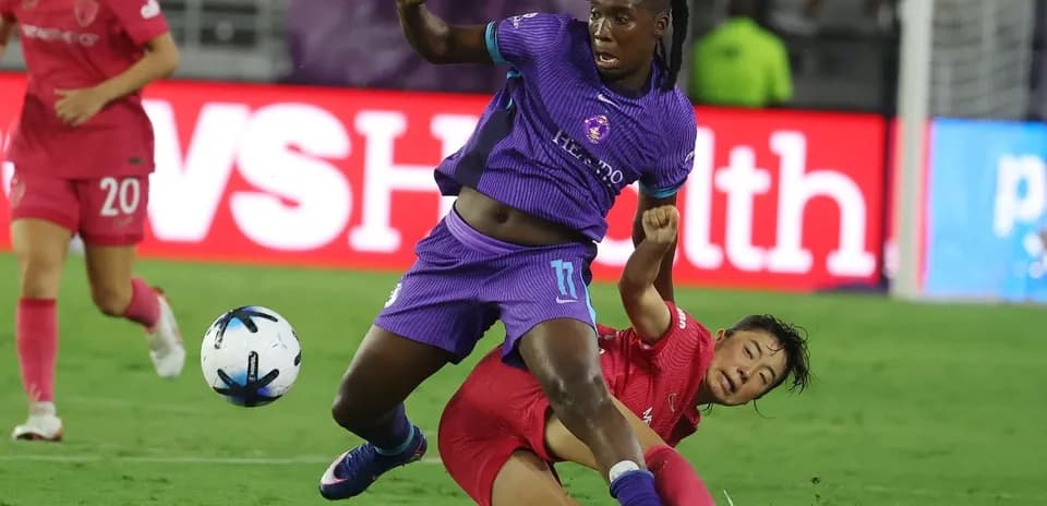 Orlando Pride player challenged by North Carolina Courage opponent