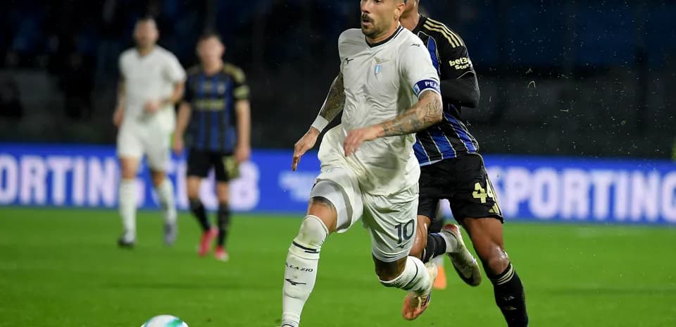 Lazio player sprinting during match against Pisa