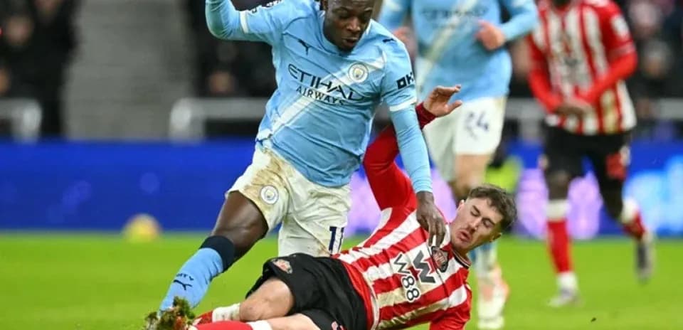 Player from Manchester City tackles Southampton player
