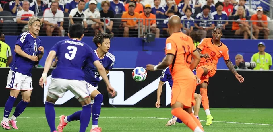 Players competing during Netherlands vs Japan match