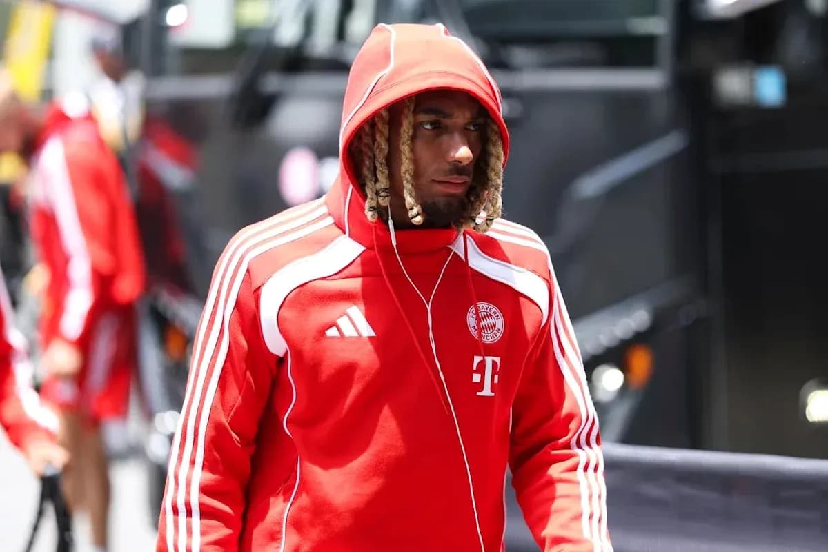 Player in red Bayern Munich tracksuit arriving at venue