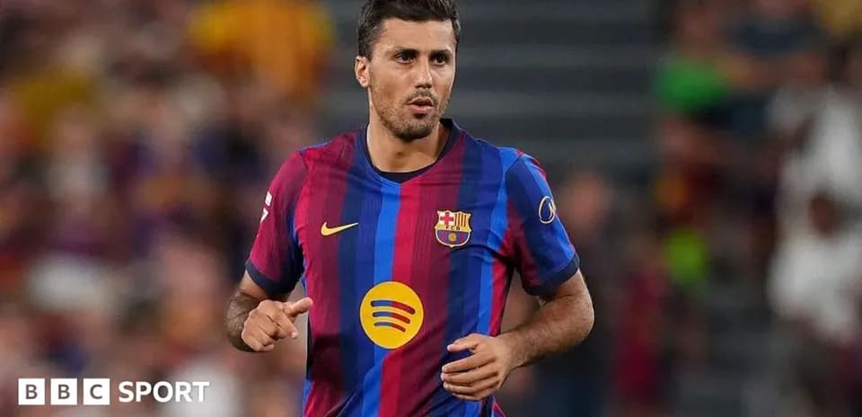 Player in Barcelona kit running on the pitch