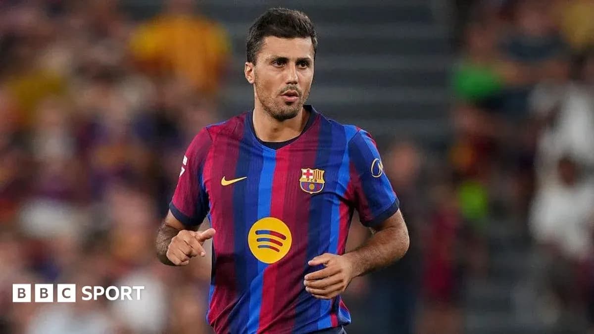 Player in Barcelona kit running on the pitch