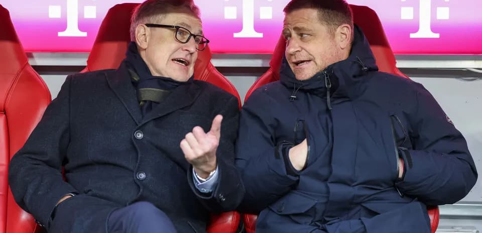 Two men conversing on the sidelines of a match