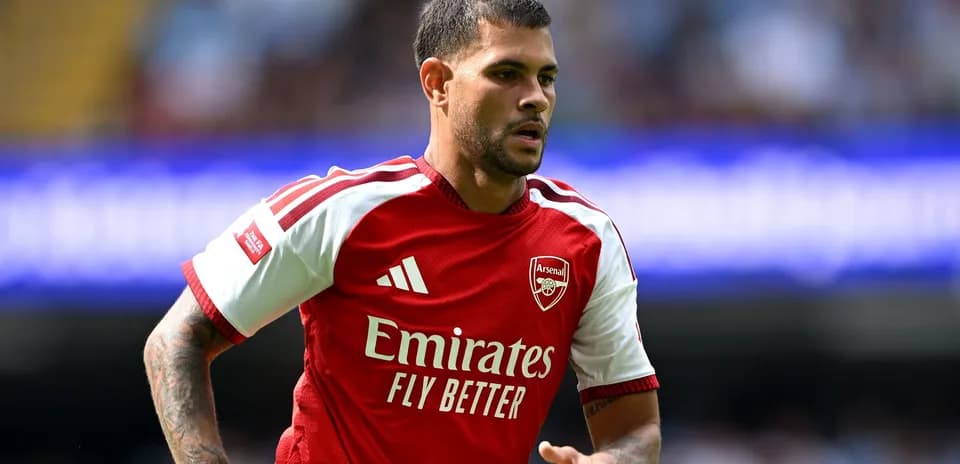 Player in Arsenal kit running on the pitch