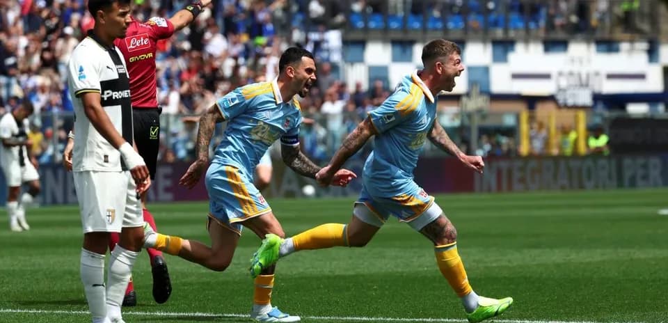 Players celebrating a goal during Como vs Parma match