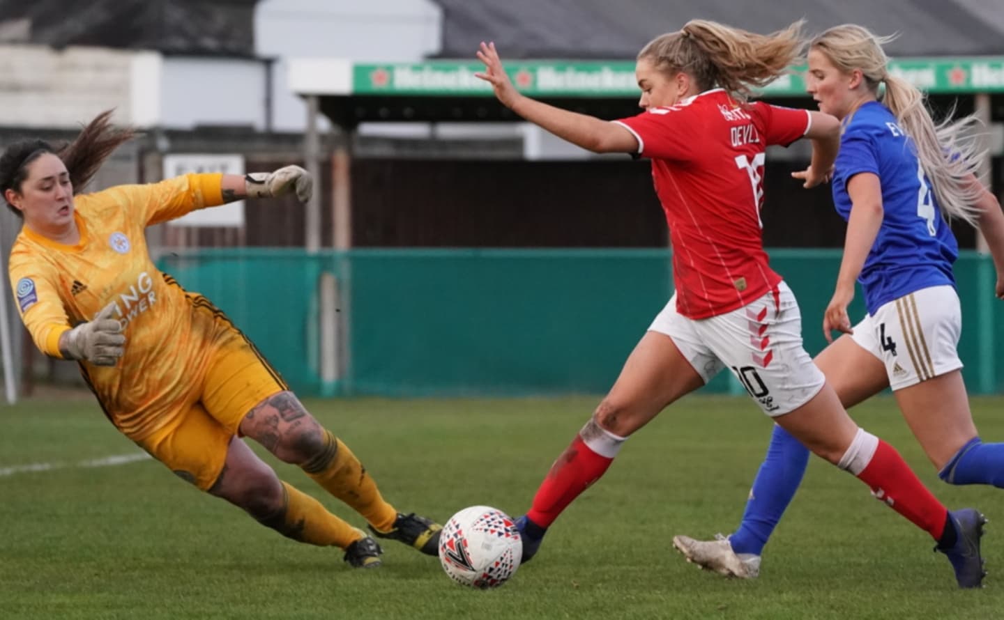 Charlton Athletic player evading Leicester City goalkeeper