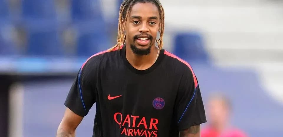 Player training in Paris Saint-Germain jersey
