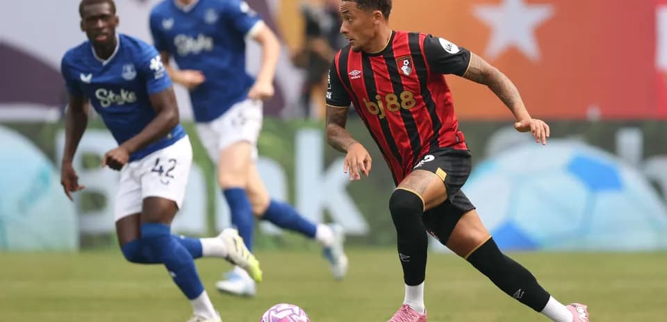 Bournemouth player dribbling past Everton defenders