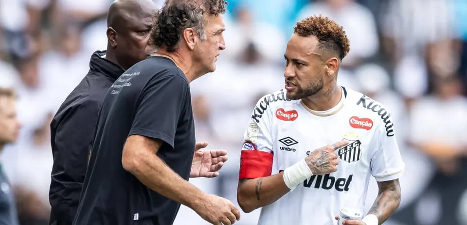 Neymar discussing with coach during match preparation