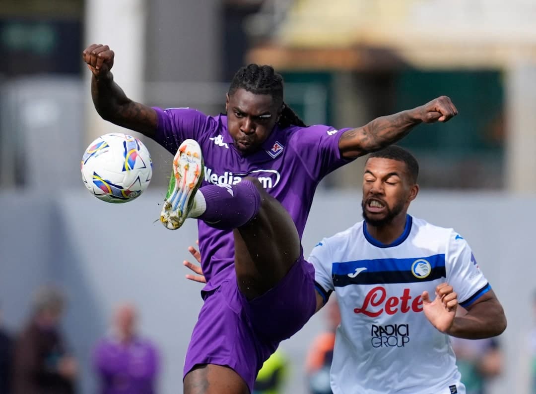 Fiorentina player kicking the ball against Atalanta