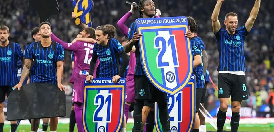 Inter players celebrating Serie A victory