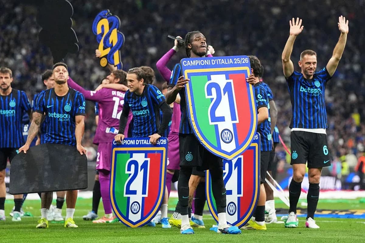 Inter players celebrating Serie A victory