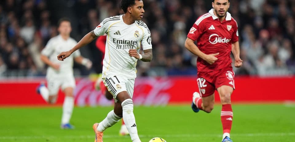 Player dribbling the ball during Sevilla vs Real Madrid