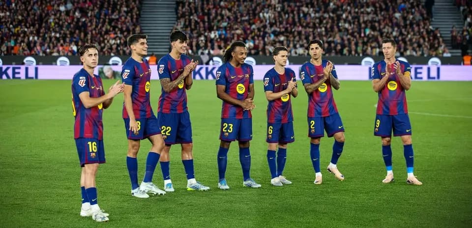 Barcelona players applauding fans at stadium