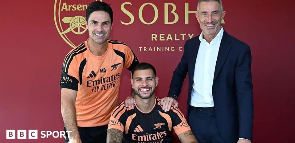 Manager and player signing contract at Arsenal training center
