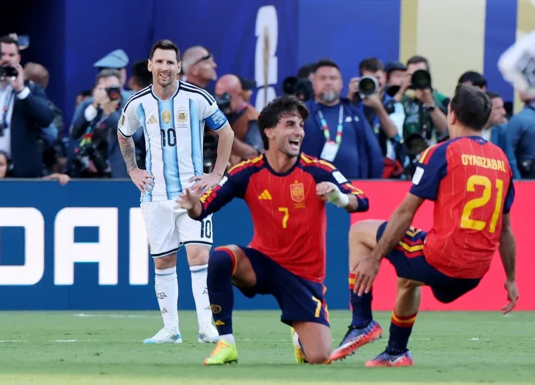Messi smiling during match against Spain