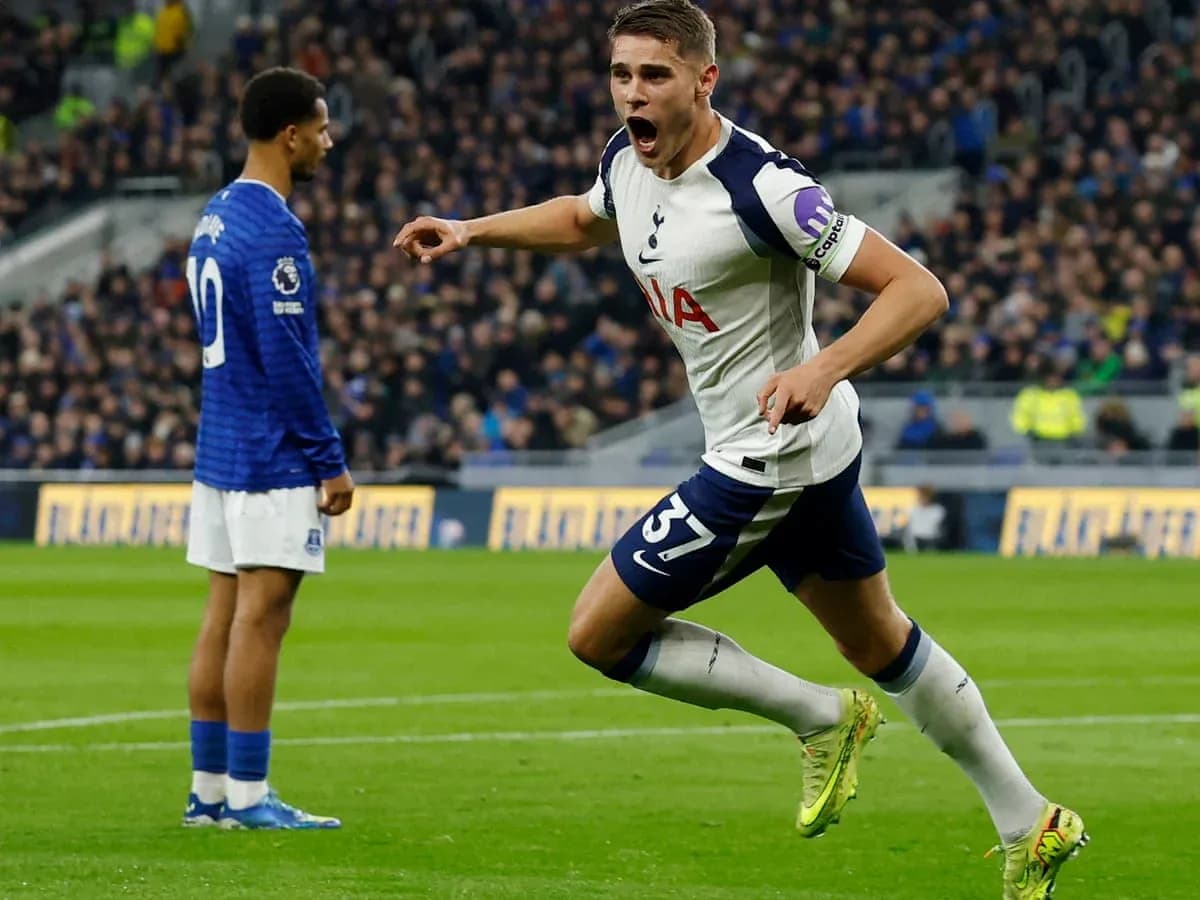 Tottenham player celebrating a goal against Everton