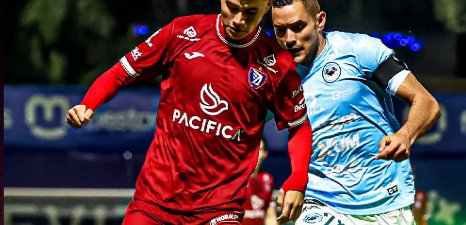 Players competing during Liga de Expansión MX match