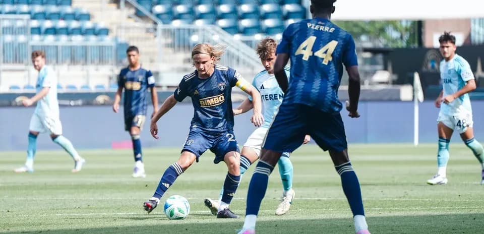 Chattanooga player dribbling against Philadelphia Union II