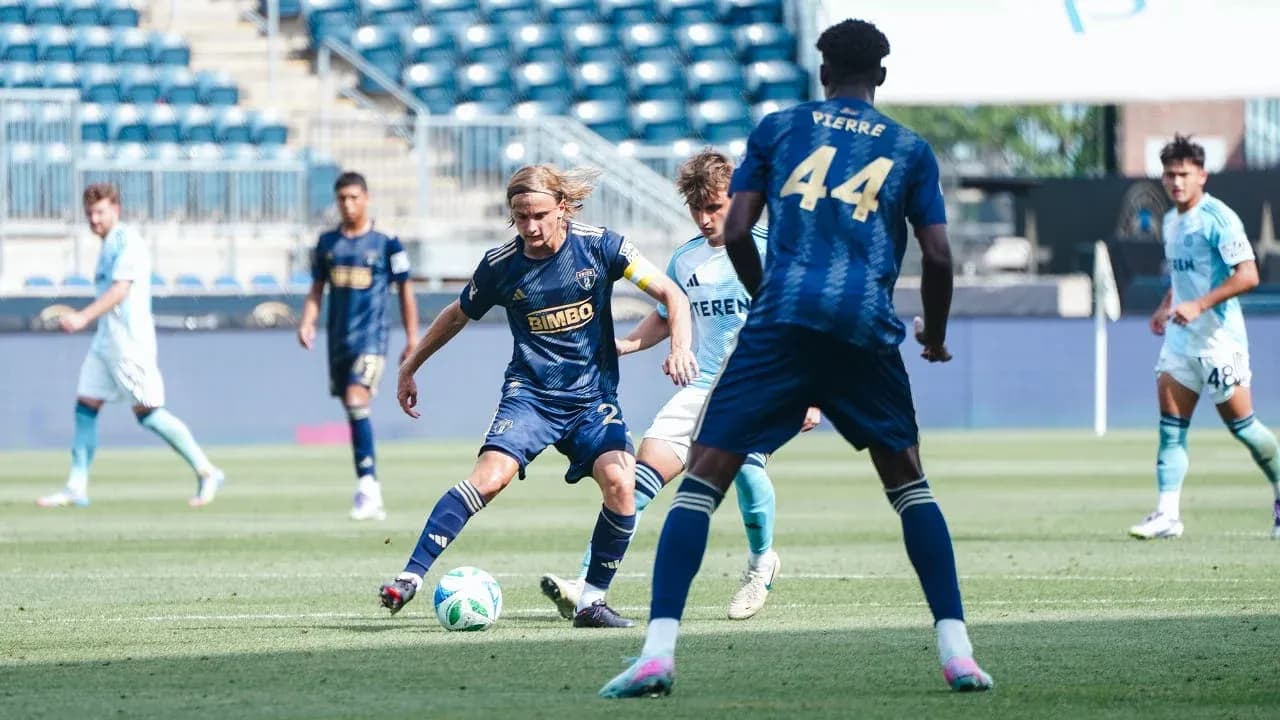 Chattanooga player dribbling against Philadelphia Union II