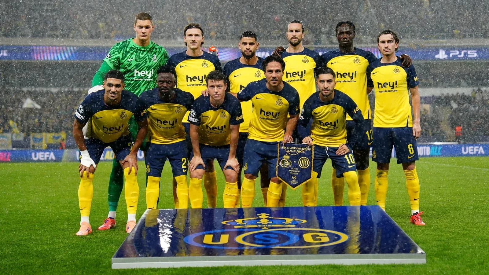 Union St. Gilloise team posing for photo