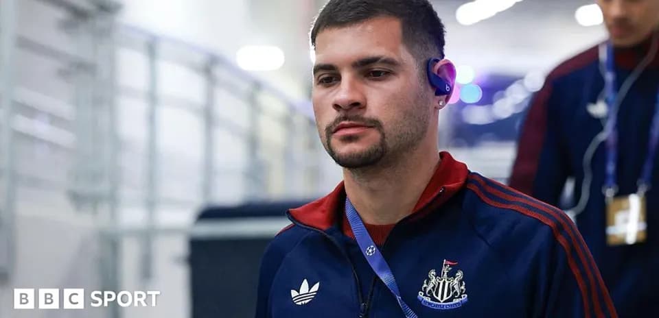 Player entering venue wearing team tracksuit