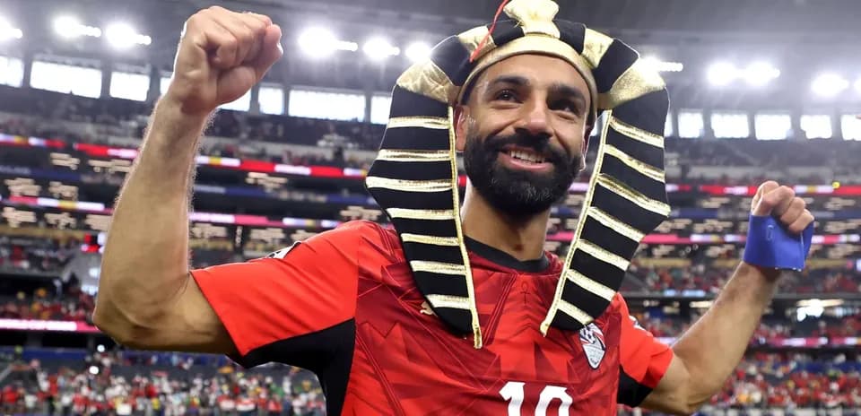 Player celebrating in Egyptian pharaoh headdress