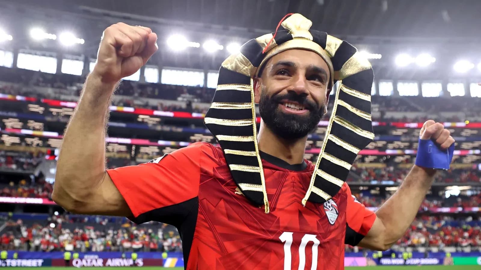 Player celebrating in Egyptian pharaoh headdress